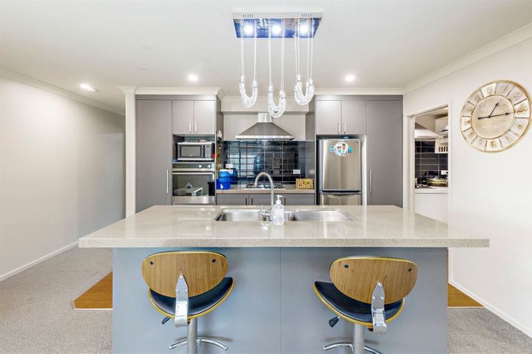 Photo of property in 9 Dumas Place, Rosehill, Papakura, 2113