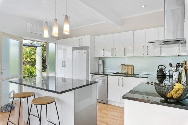 Photo of property in 13/18 Parr Terrace, Castor Bay, Auckland, 0620