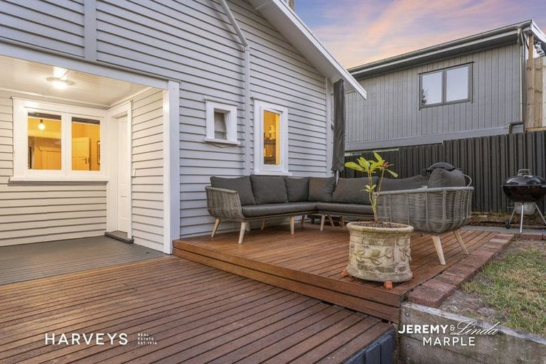 Photo of property in 1/112a View Road, Sunnyvale, Auckland, 0612