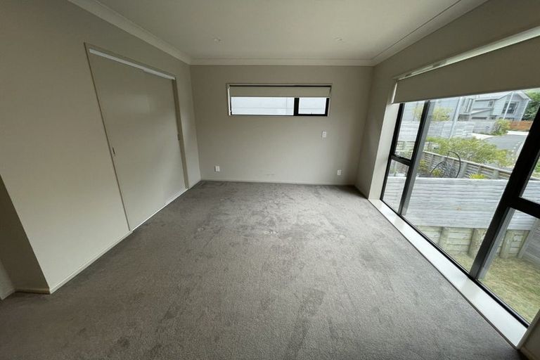 Photo of property in 3 Brindle Way, Newlands, Wellington, 6037