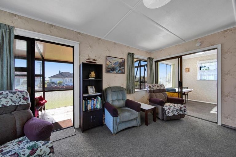 Photo of property in 1 Robbins Crescent, Hawera, 4610