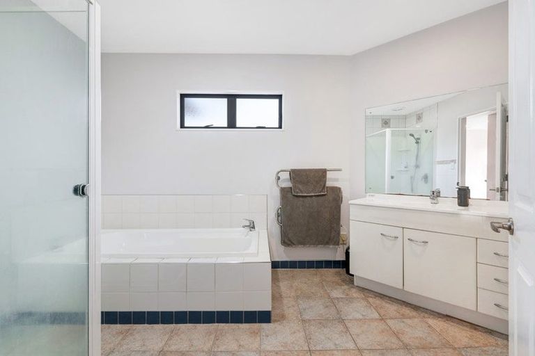 Photo of property in 18 Roseville Road, Gulf Harbour, Whangaparaoa, 0930