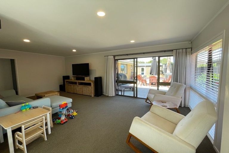 Photo of property in 7 Donzella Place, Conifer Grove, Takanini, 2112