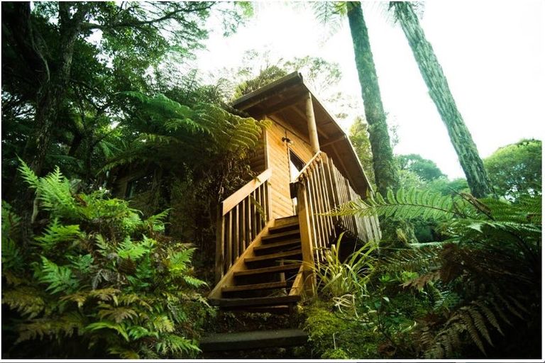 Photo of property in 426 Scenic Drive, Waiatarua, Auckland, 0612