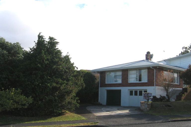 Photo of property in 1/213 Glenfield Road, Hillcrest, Auckland, 0627