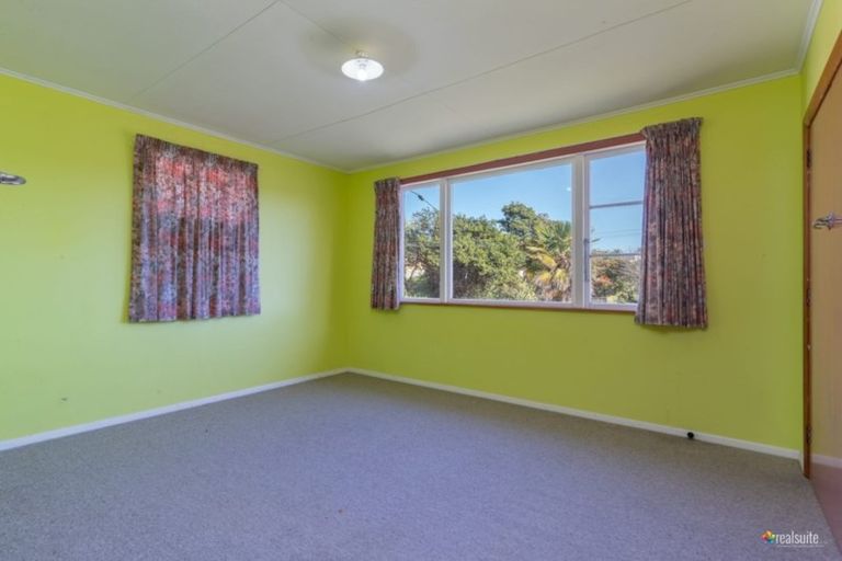 Photo of property in 5 Berkshire Grove, Cannons Creek, Porirua, 5024