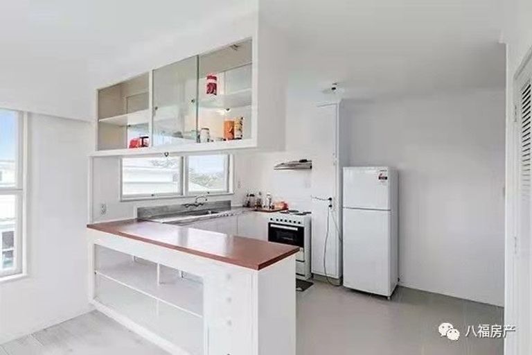 Photo of property in 10 Holdaway Avenue, Northcote, Auckland, 0627