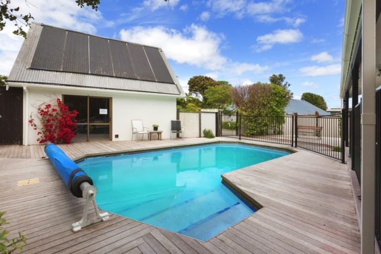 Photo of property in 68 Kahu Road, Paremata, Porirua, 5024