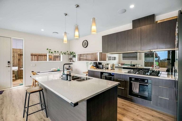 Photo of property in 103e Woodglen Road, Glen Eden, Auckland, 0602