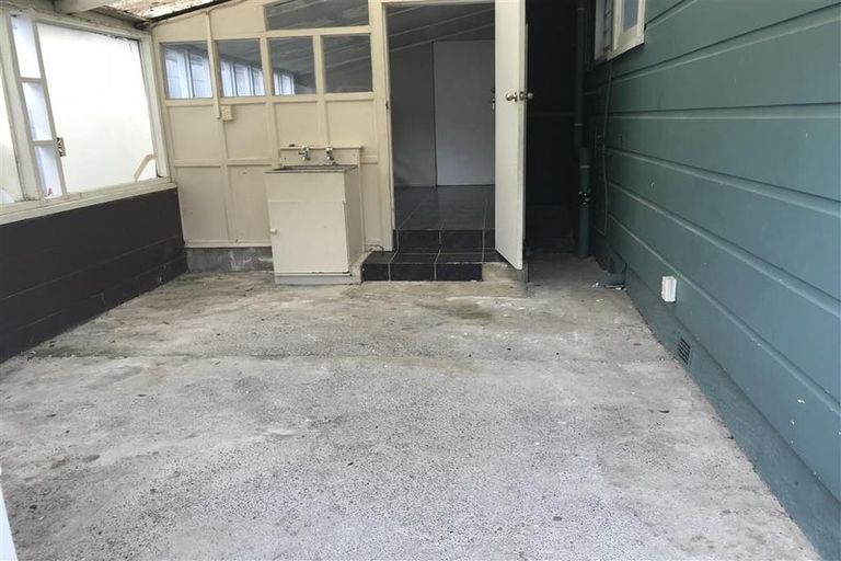 Photo of property in 120 View Road, Sunnyvale, Auckland, 0612