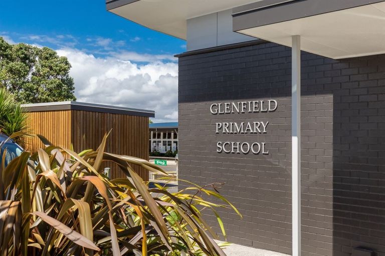 Photo of property in 3/94 Chivalry Road, Glenfield, Auckland, 0629