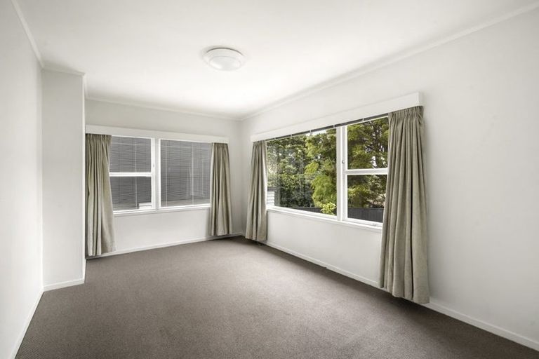 Photo of property in 5 Nea Place, Hillcrest, Auckland, 0627
