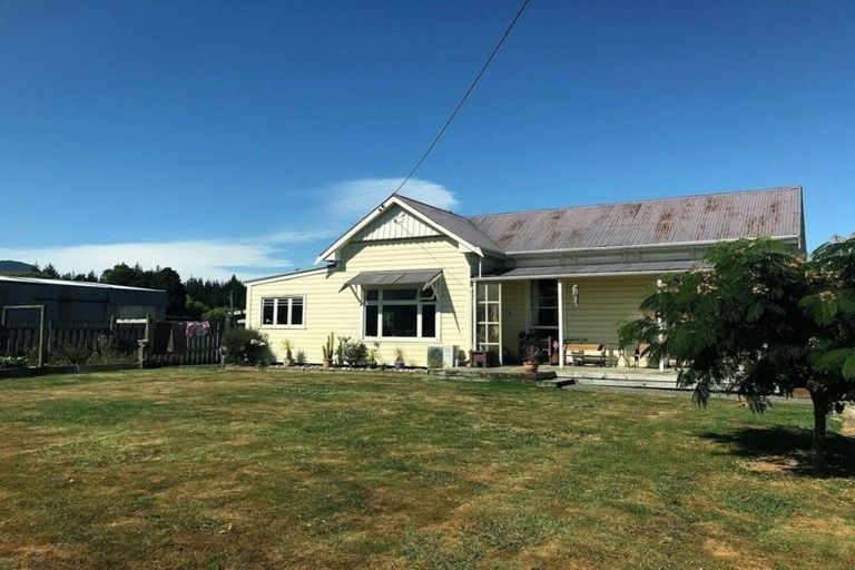 Photo of property in 98 Abel Tasman Drive, Takaka, 7110