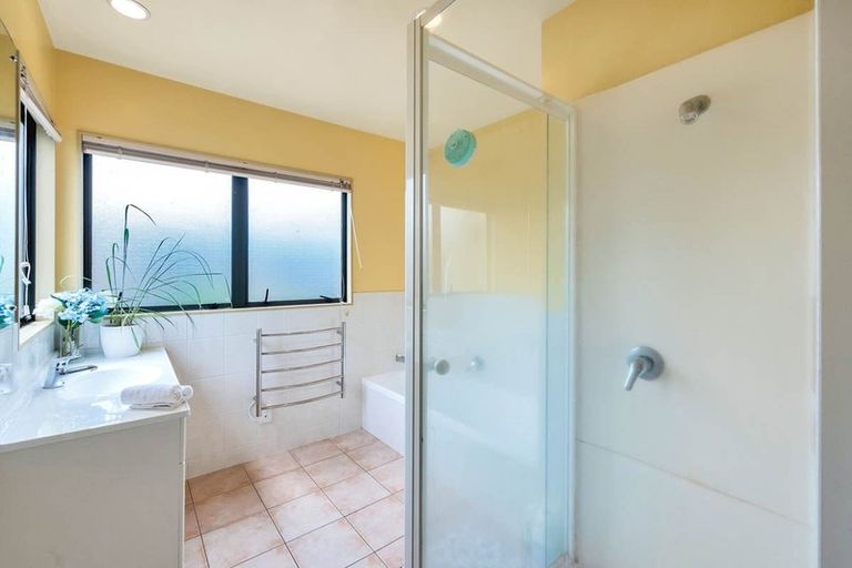 Photo of property in 1/4 Buncrana Place, Pinehill, Auckland, 0632