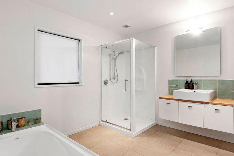 Photo of property in 20 Inverness Lane, Redcliffs, Christchurch, 8081