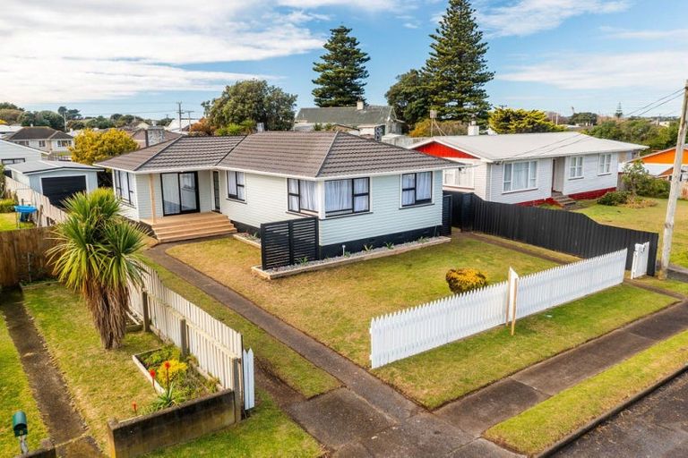 Photo of property in 6 Omori Place, Castlecliff, Whanganui, 4501