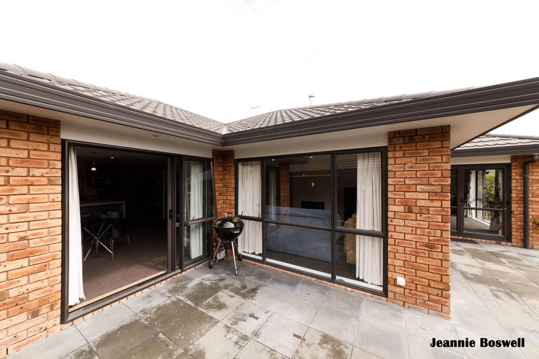 Photo of property in 40 Tennyson Avenue, Kelvin Grove, Palmerston North, 4414