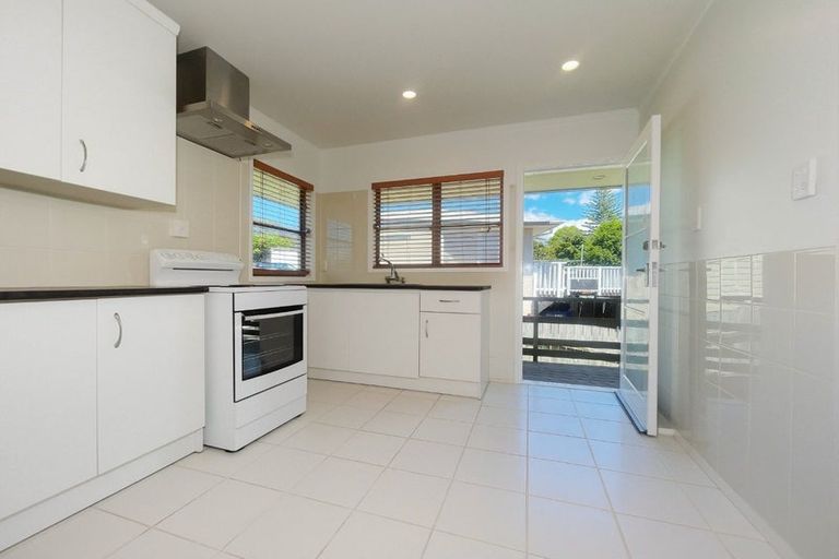 Photo of property in 1/9 Fuchsia Place, Birkdale, Auckland, 0626