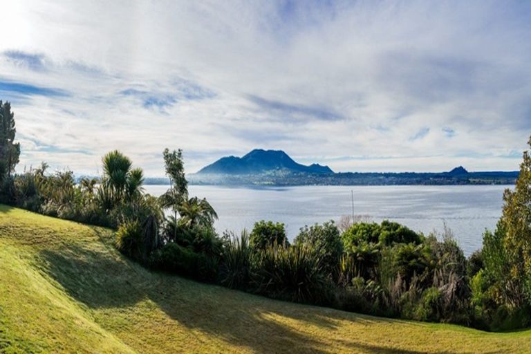 Photo of property in 2/19 Te Kopua Street, Acacia Bay, Taupo, 3330
