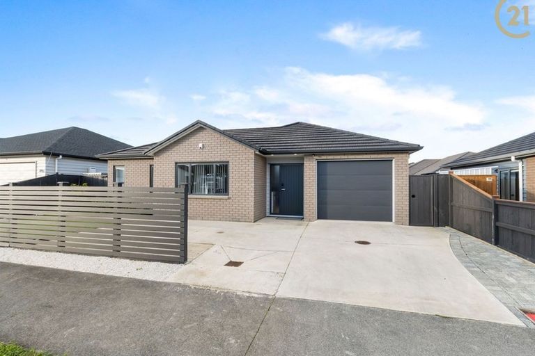 Photo of property in 25 Koroheke Road, Takanini, 2110