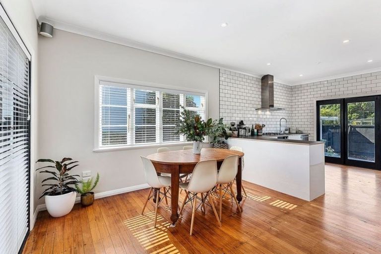 Photo of property in 62 Oxford Street, Tawa, Wellington, 5028