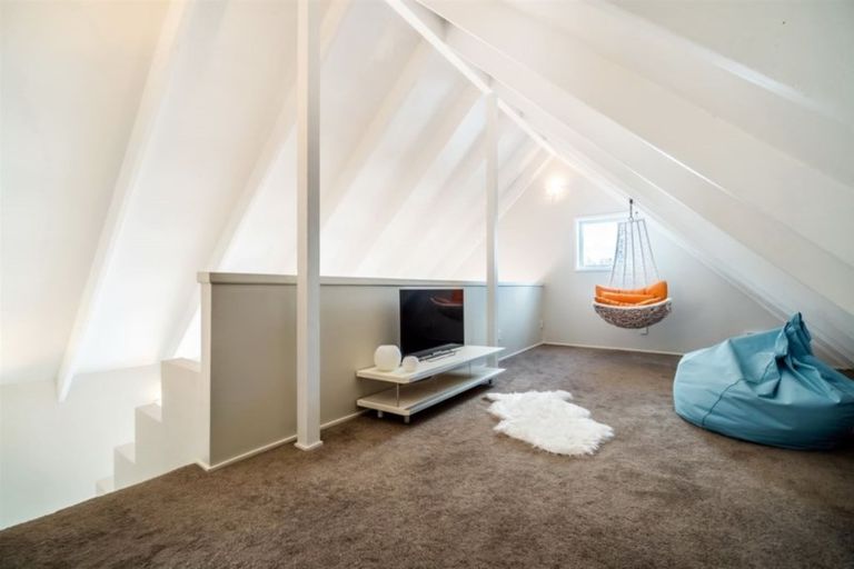 Photo of property in 2/210 Sunnynook Road, Totara Vale, Auckland, 0627