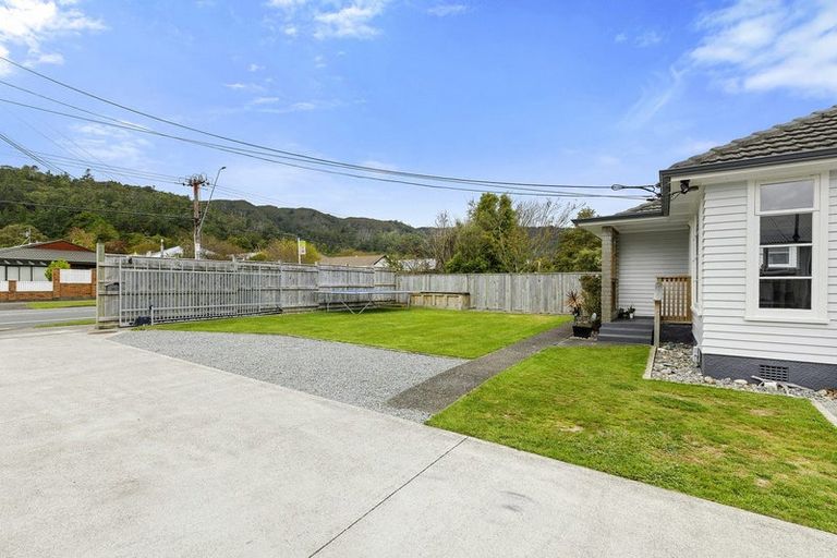 Photo of property in 302 Stokes Valley Road, Stokes Valley, Lower Hutt, 5019