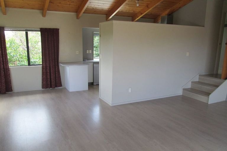 Photo of property in 2/30 Barbados Drive, Unsworth Heights, Auckland, 0632