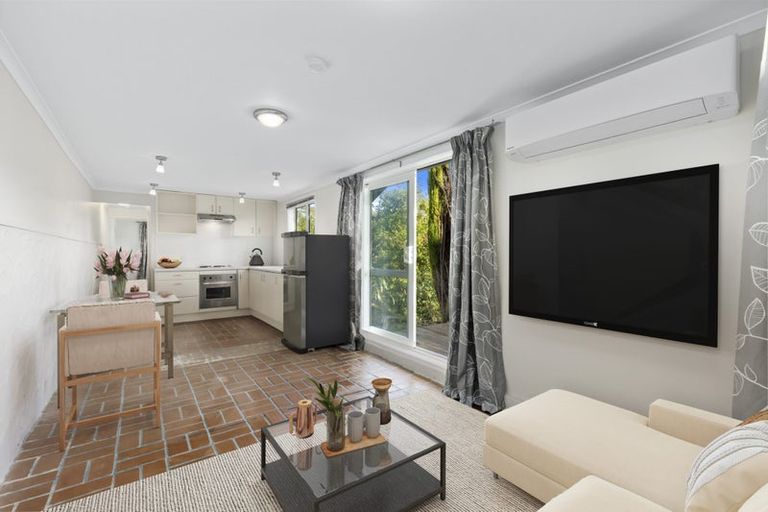 Photo of property in 43 Warwick Street, Wilton, Wellington, 6012