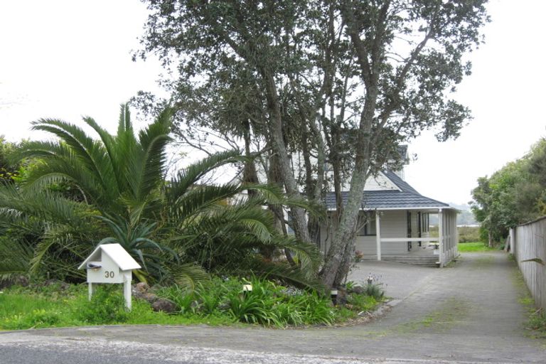 Photo of property in 30 The Terrace, Herald Island, Auckland, 0618
