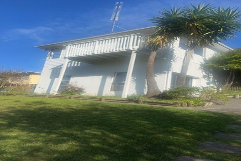 Photo of property in 22 Jenanne Place, Totara Vale, Auckland, 0629