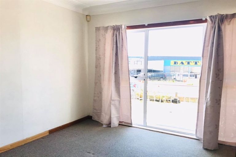 Photo of property in 2 Binsted Road, New Lynn, Auckland, 0600