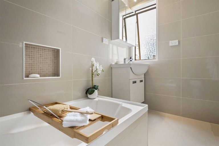 Photo of property in 2/1 Mulberry Place, Glenfield, Auckland, 0629