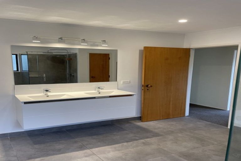 Photo of property in 2/13 Naviti Place, Browns Bay, Auckland, 0630