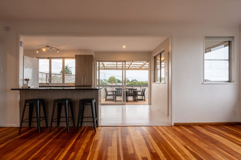 Photo of property in 1 Wakeling Avenue, Te Atatu South, Auckland, 0610