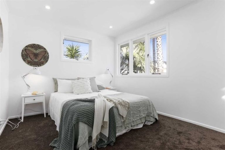 Photo of property in 4 Neil Avenue, Te Atatu Peninsula, Auckland, 0610