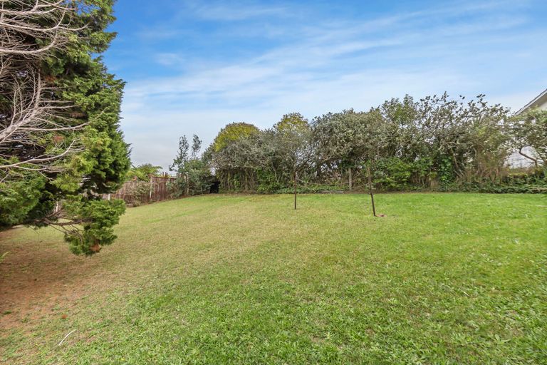 Photo of property in 59 Totaravale Drive, Totara Vale, Auckland, 0629