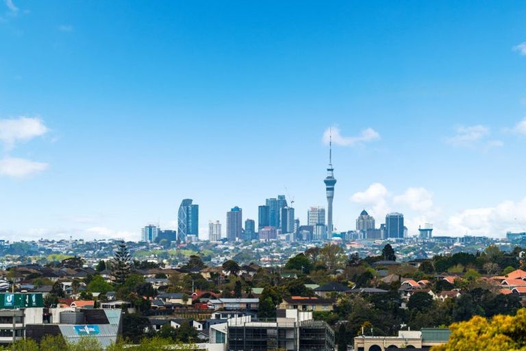 Photo of property in 42 Spence Road, Henderson, Auckland, 0612