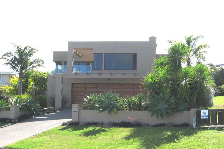 Photo of property in 60 Seaview Road, Castor Bay, Auckland, 0620