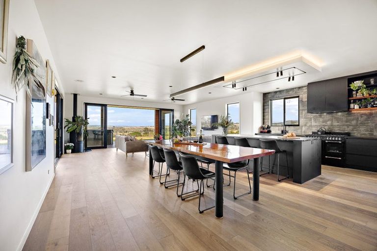 Photo of property in 1088 South Head Road, South Head, Helensville, 0874