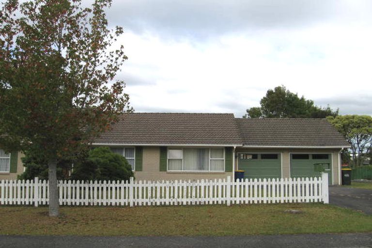 Photo of property in 1 Blythe Place, Glendene, Auckland, 0602