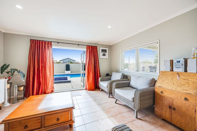 Photo of property in 5 Tanoa Place, Glendene, Auckland, 0602
