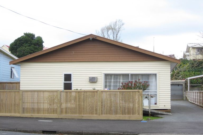 Photo of property in 100 Young Street, New Plymouth, 4310