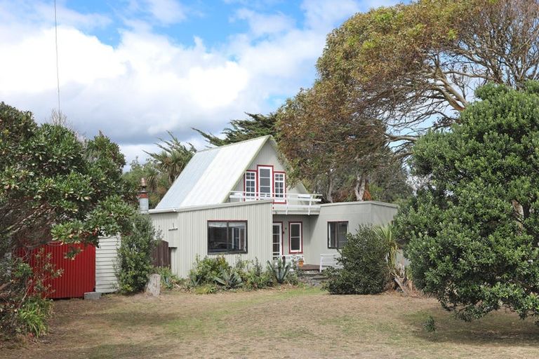 Photo of property in 15 Punga Street, Tangimoana, 4822