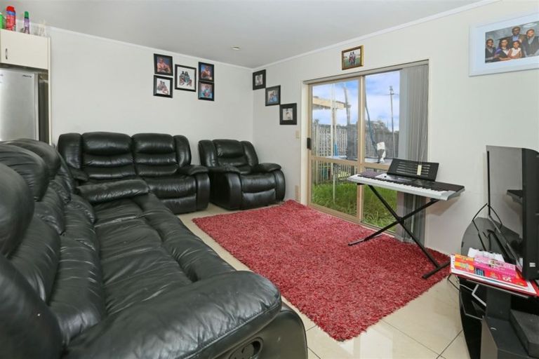 Photo of property in 11 Lockington Avenue, Henderson, Auckland, 0612