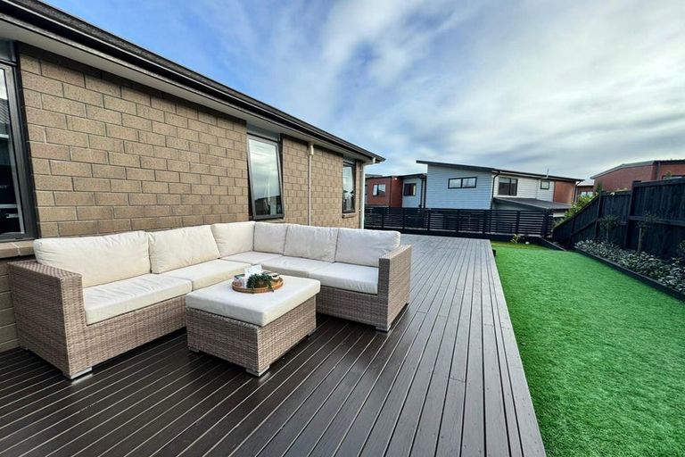 Photo of property in 8 Pakaraka Drive, Papakura, 2110