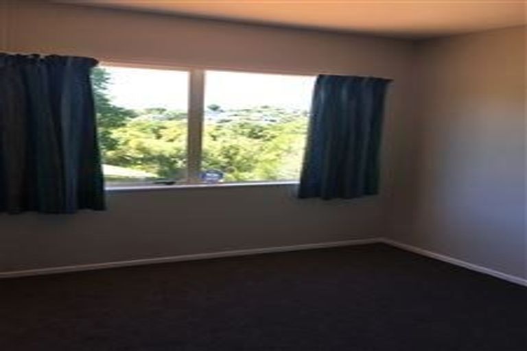 Photo of property in 2/113 Athena Drive, Totara Vale, Auckland, 0629