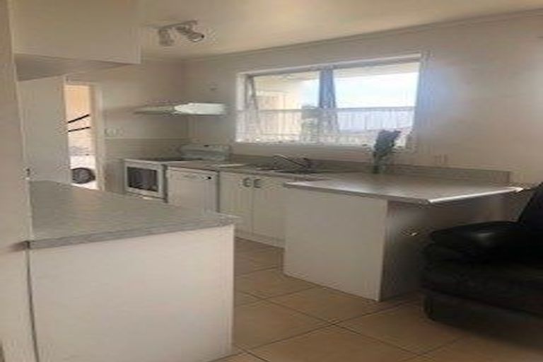Photo of property in 1/281 Sunset Road, Sunnynook, Auckland, 0632