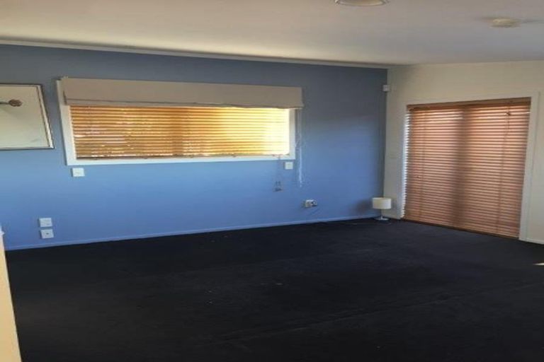 Photo of property in 32 Peter Terrace, Castor Bay, Auckland, 0620