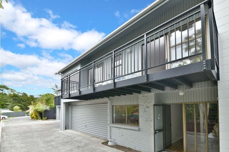 Photo of property in 2/18 Wernham Place, Northcote, Auckland, 0626